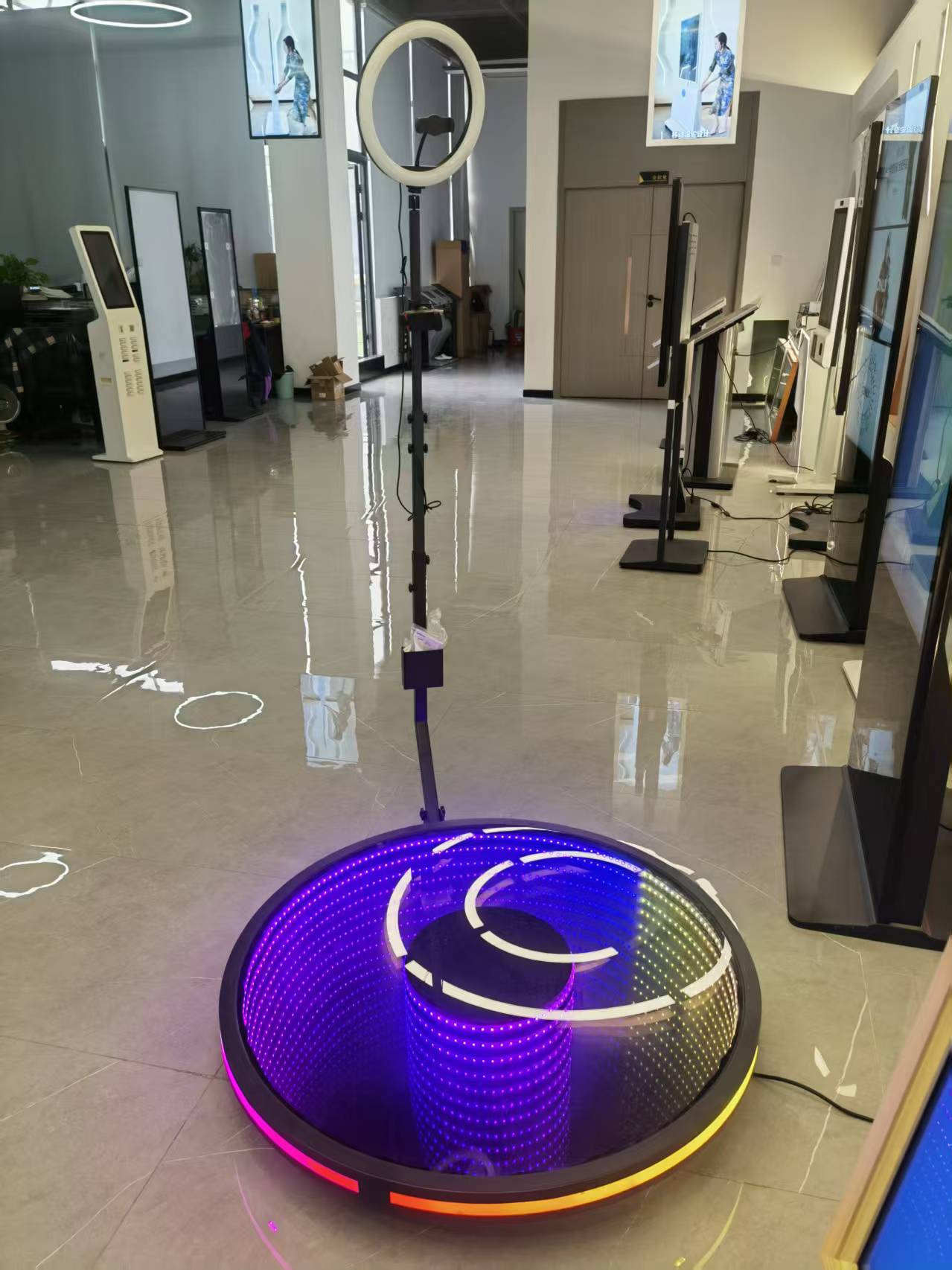 ஒரு மிரர் எல்சிடி டிஸ்ப்ளே டிஜிட்டல் சிக்னேஜ் மற்றும் தொடர்புகளை எவ்வாறு மேம்படுத்துகிறது?